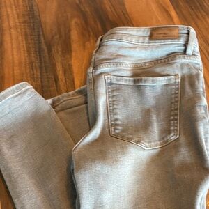 Women’s Slim Light Gray Skinny Jeans with Stretch